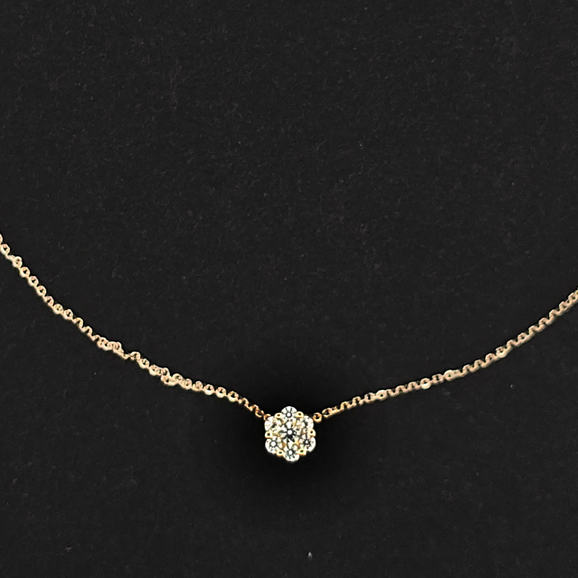 Gouden collier  met hanger van zirkonia in bloemzetting